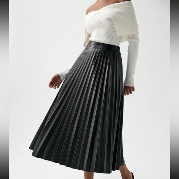Luxe Black pleated accordion vegan leather midi skirt - Picture 4 of 5